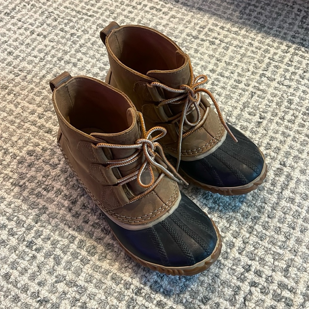 Women’s Sorel Out N Leather Snow Boots size 6